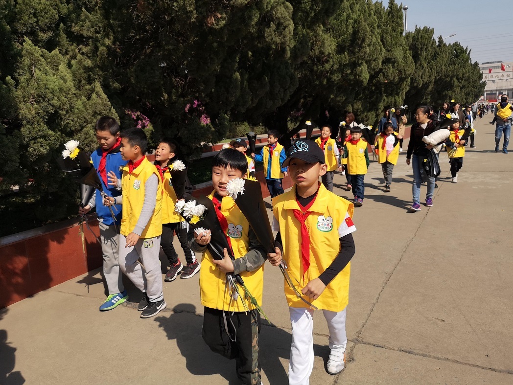 清明节期间,卢灿宗和同学们到郑州市烈士陵园扫墓.