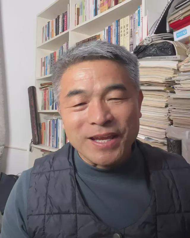 郭刚堂妻子试装画面流出,紫色旗袍显气质,脸上洋溢笑容好幸福