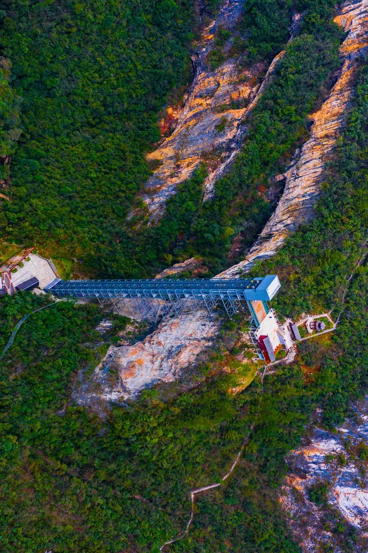 当秋风轻吹进桃溪谷的时候 山水便有了它特有的生命 摇曳着,轻舞着这