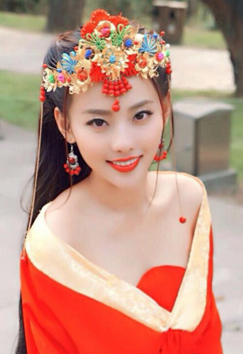 总算明白为什么导演总让张嘉倪穿红衣了,实在是太美了