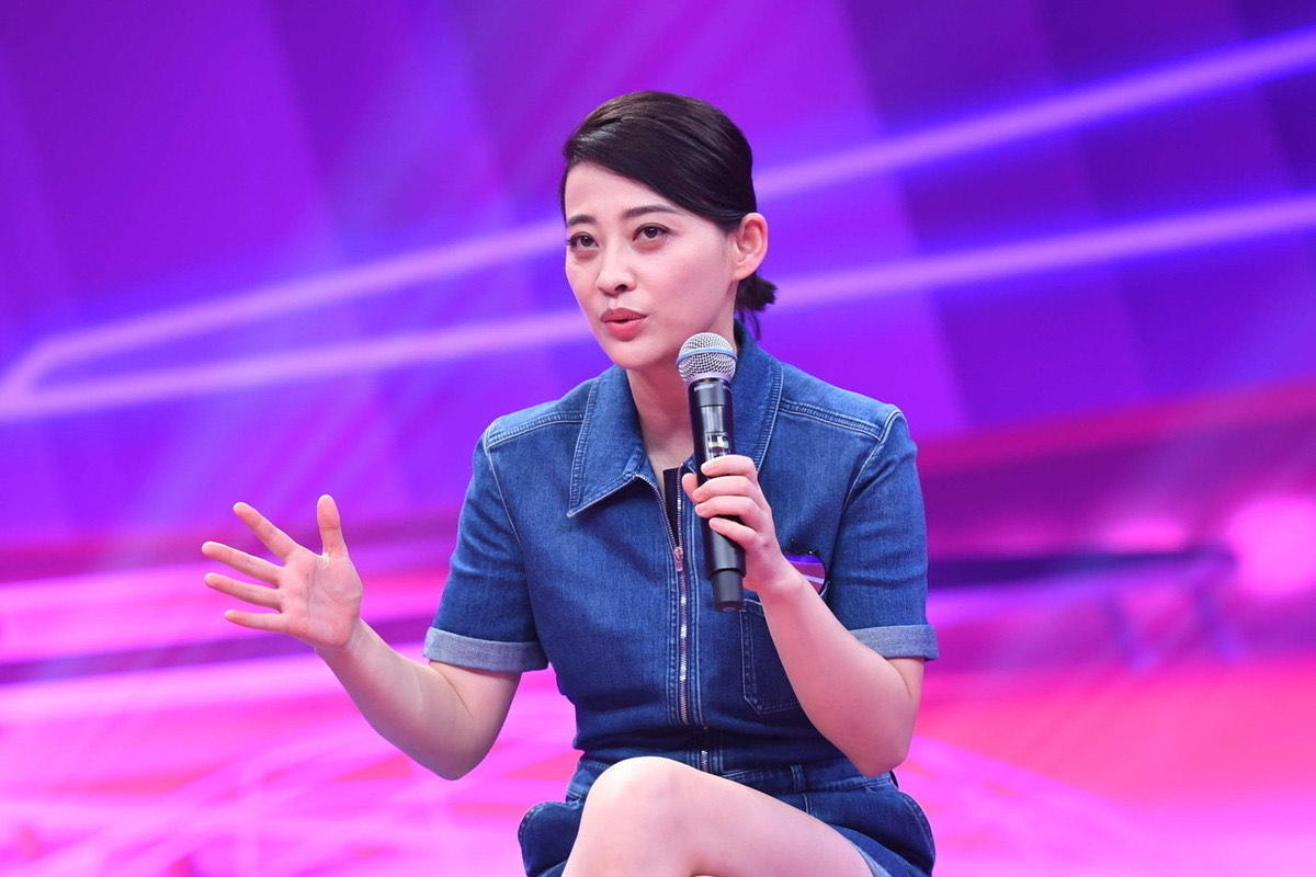 梅婷46岁仍爱"赶时髦",穿牛仔连体裤高挑时髦,简约又有气场