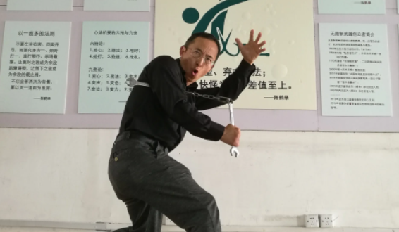 陈鹤皋:独创疯狗拳,看似滑稽却招招致命,让格斗界无人敢挑战他