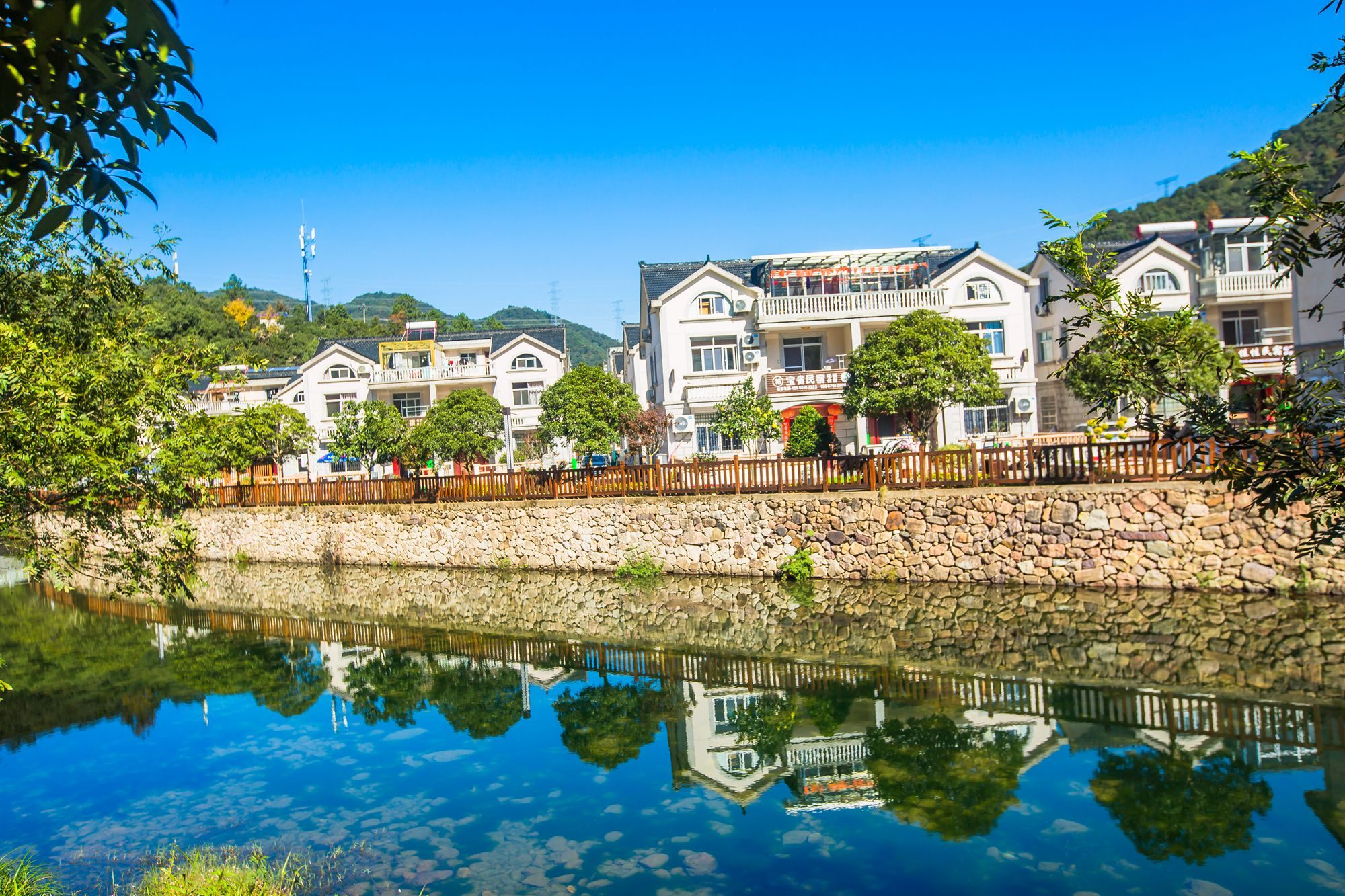 浙江三门有一座潘家小镇,青山绿水,环境优美,是休闲游的好去处
