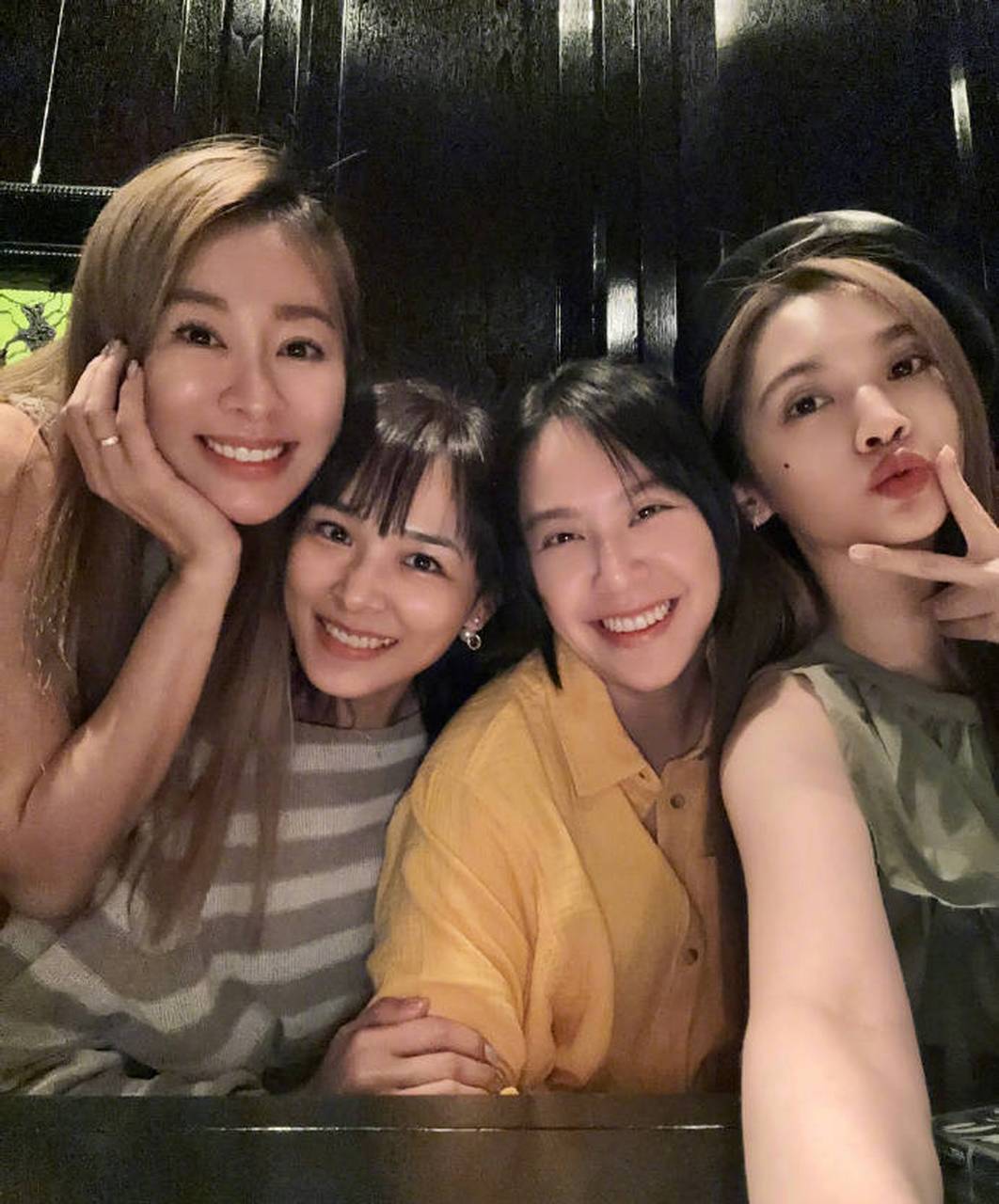杨丞琳晒4inlove重聚合照 姐妹四人灿笑比耶感情好  8月1日,杨丞琳在