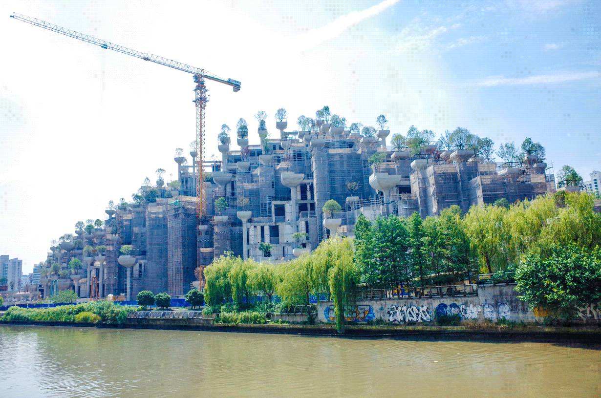 上海奇葩建筑,外形像一片坟地,吸引着许多游客慕名前来