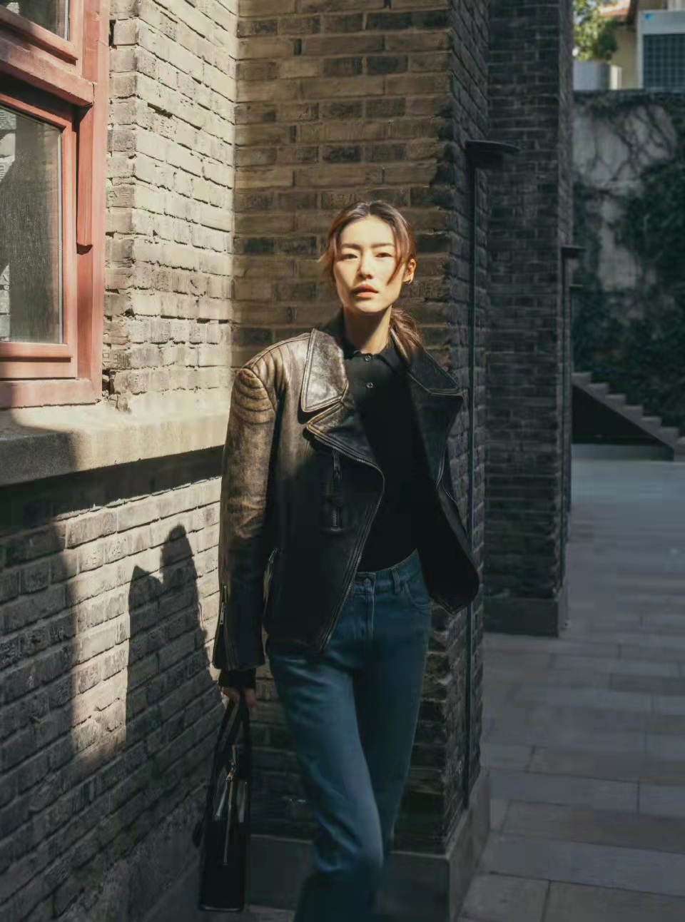 刘雯复古皮衣搭配直筒牛仔裤利落帅气早春教科书级别搭配