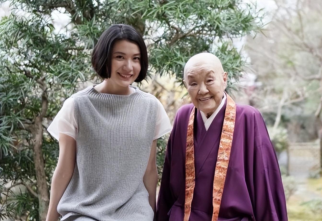 木下只是一个光有皮囊却没有半点谋生能力的人,而晴美和木下在一起后