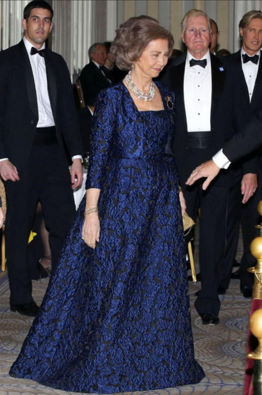 索菲亚王太后与儿子一家四口齐聚,一身宝石蓝西服套装闪耀又贵气