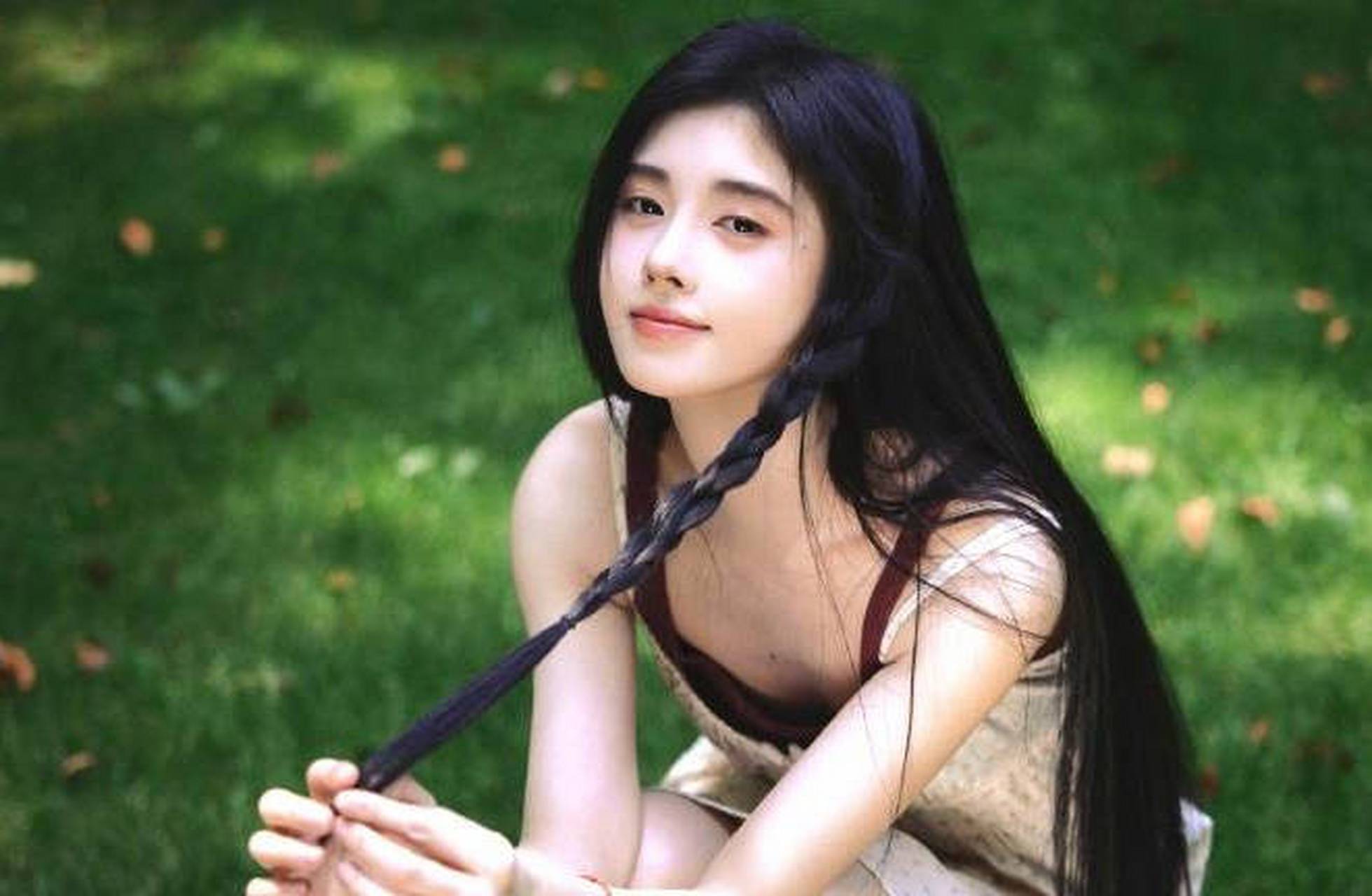 鞠婧祎晒夏日户外随拍 阳光下自由漫步画风浪漫