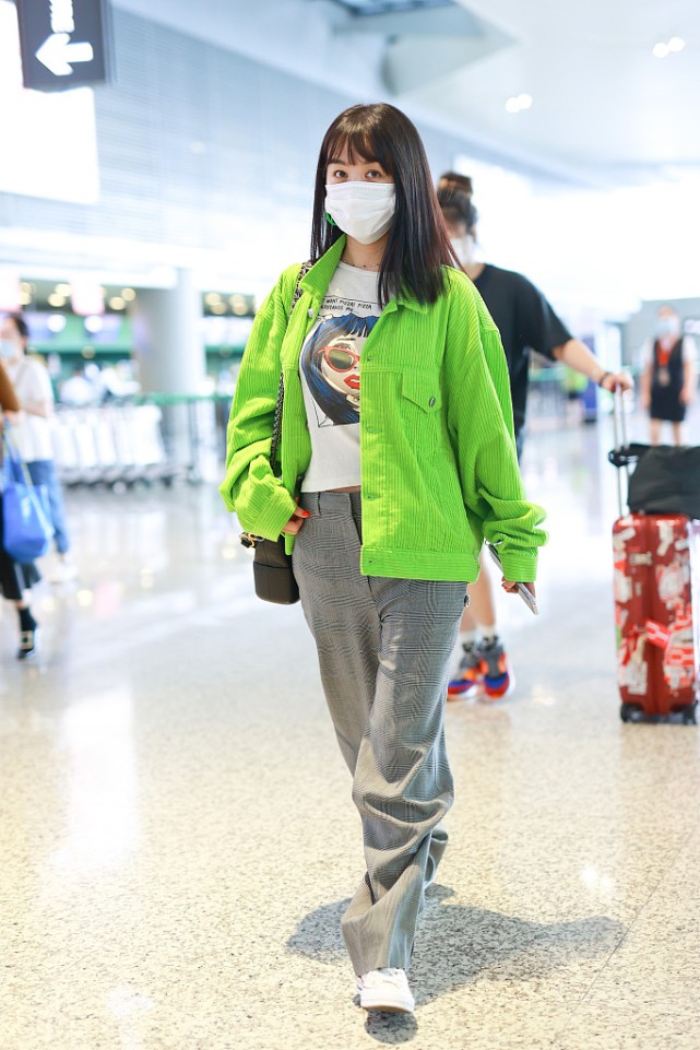 李菲儿穿苹果绿丝绒夹克,撞衫黄晓明,黑白配色不同看着还都挺搭