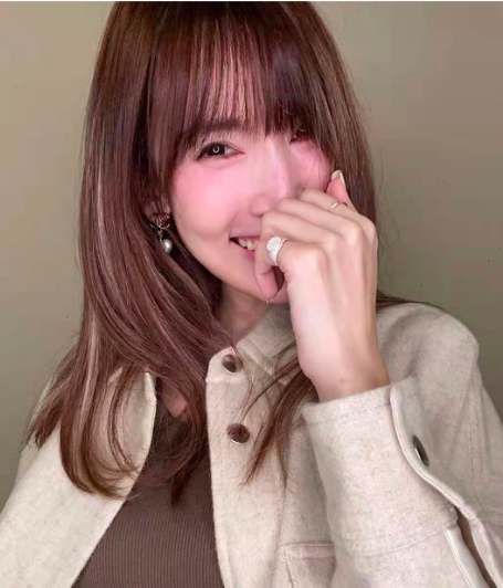 陈若仪穿风衣拍写真 林志颖老婆仰头掩嘴傻笑小拇指钻戒惹眼