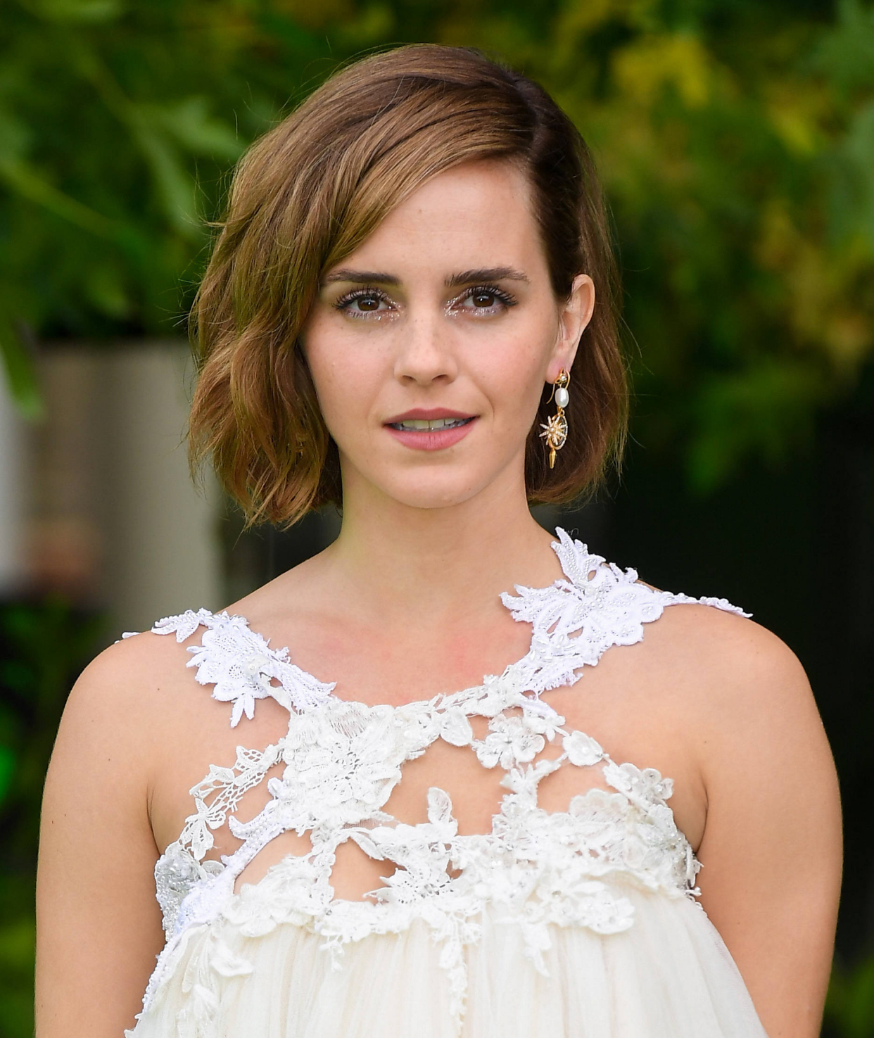 31岁艾玛·沃特森久违走绿毯,白纱裙搭配黑裤子,脸上雀斑很清晰