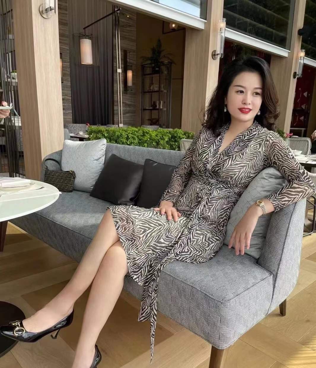 人到中年要想时髦,建议多穿裙装少穿套装,洋气减龄又显成熟韵味