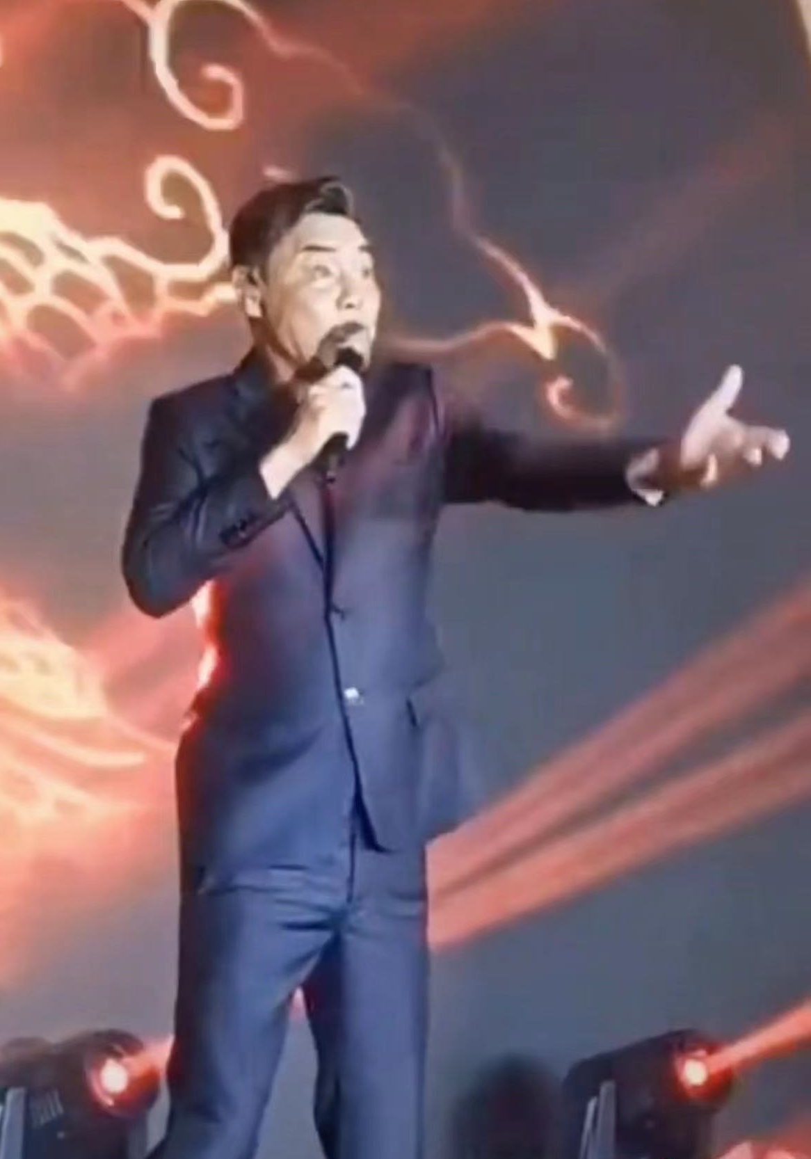 55岁屠洪刚现身商演,穿2万元西装身材健硕,卖力演唱青筋暴起