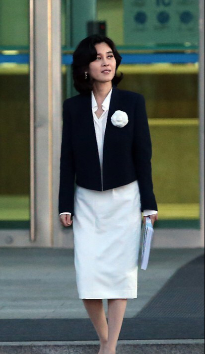 三星会长出殡现场,长女李富真悲伤到需妈妈搀扶,儿子当家派头足