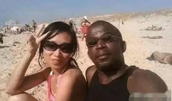 成都黑帽门:已婚少妇婚内出轨,黑人用少妇和他老公的结婚照