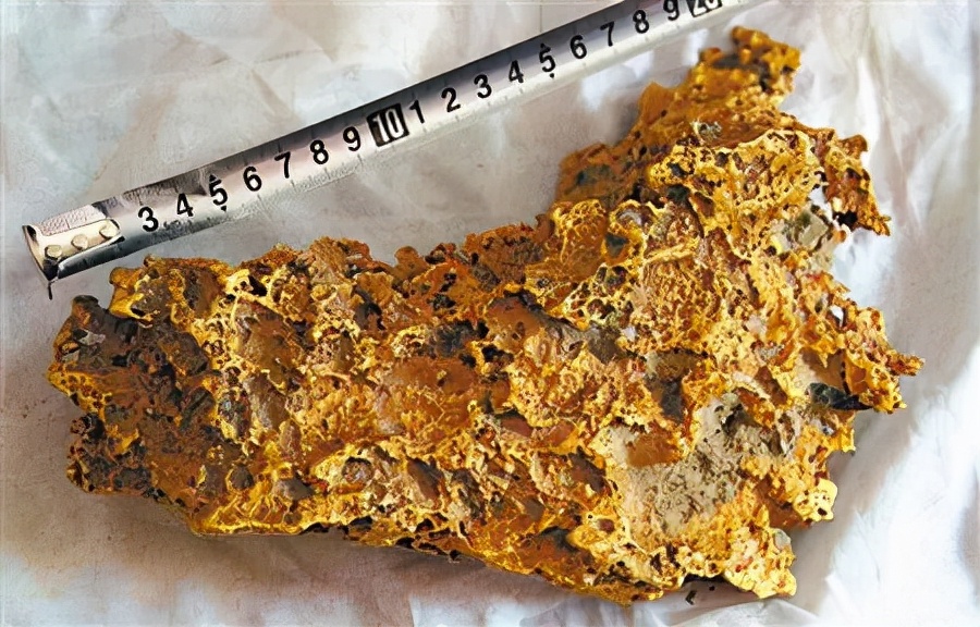 在沙金矿形成的过程中,沙金会相互吸附——黄金确实有这种亲和性,在