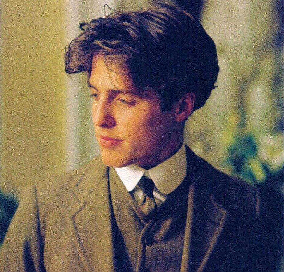 休·格兰特谈落魄往事,在公园里练习表演被小孩嘲笑,说他是怪物