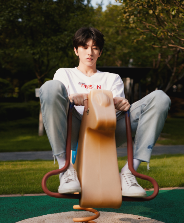 小白鞋过时了!现流行蔡徐坤的"姨妈鞋",已成00后最爱单品