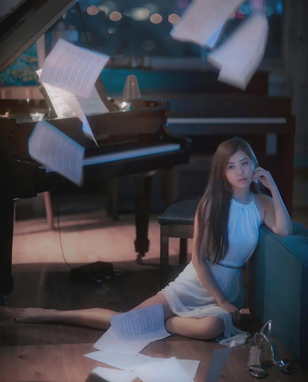 主持人王昊玥堪称足球世界杯第一大长腿美女双语主播