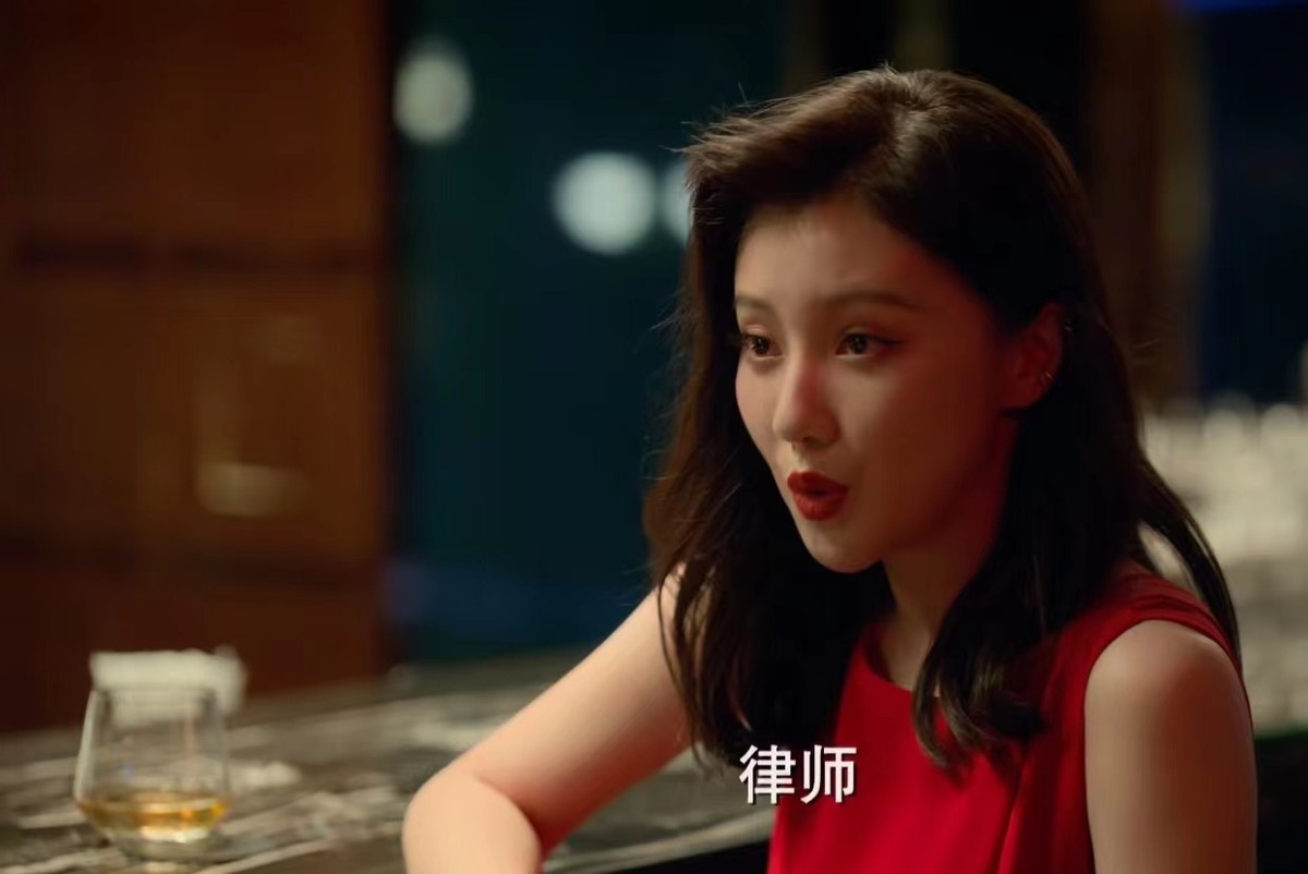 《玫瑰之战》校花美人王鹤润,长着一张马思纯的脸,演技惊鸿一瞥
