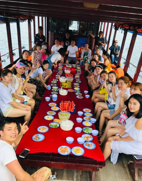 三亚40名学生聚会,游轮上摆宴席,10瓶茅台,20道贵菜,账单50万