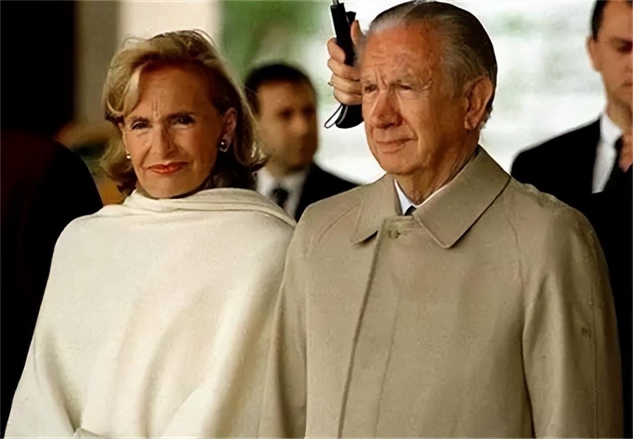 2000年奥运,80岁萨马兰奇匆匆离开,飞机上得知,68岁爱妻已去世