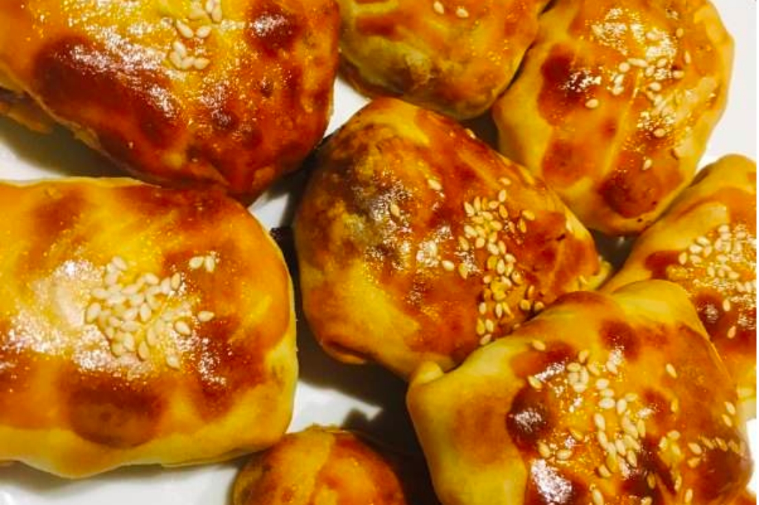 浓浓新疆特色,羊肉烤包子,小巧酥脆的美味