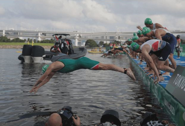 铁人三项赛场水质恶臭,主办方船只挡住游泳路线,日媒解释很迷惑