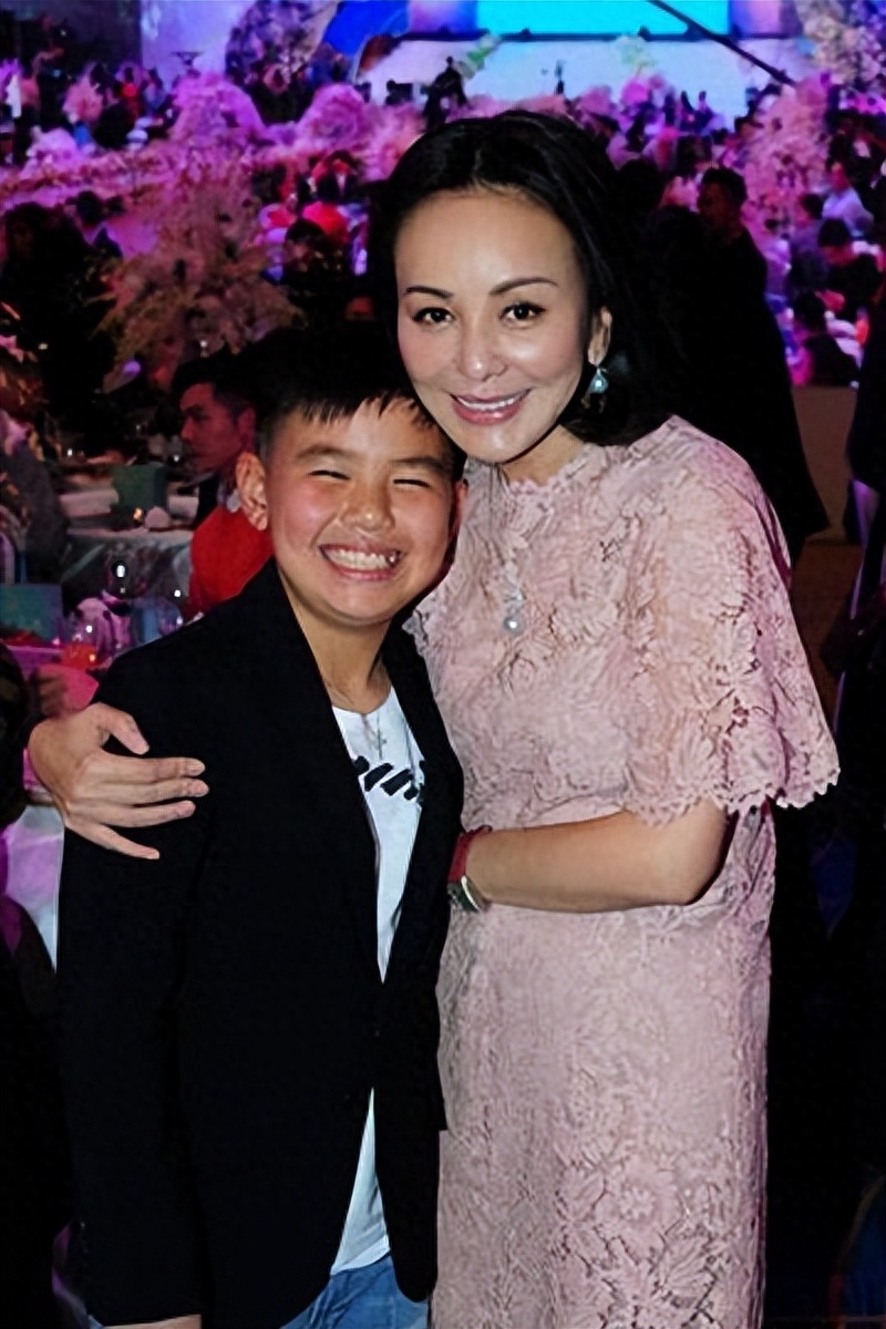 回顾"雪姨"王琳:与两任富豪老公离婚后,她独自抚养儿子的艰辛岁月