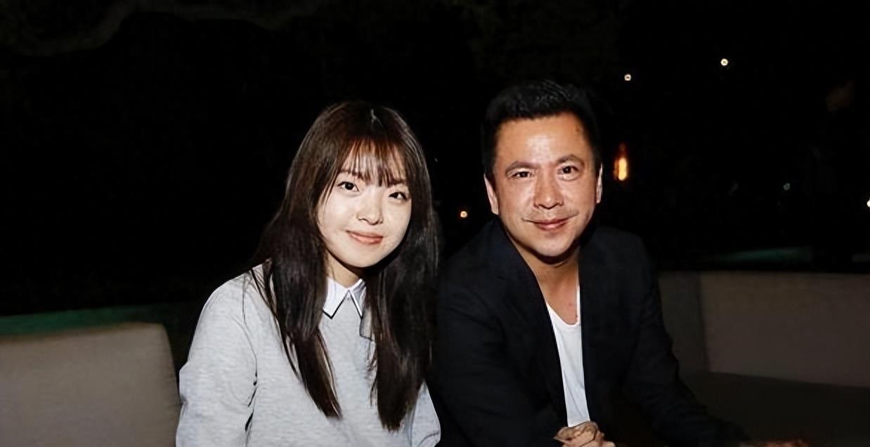 王中磊老婆看霍思燕的眼神火了!三分不屑七分恨意,饱含太多故事