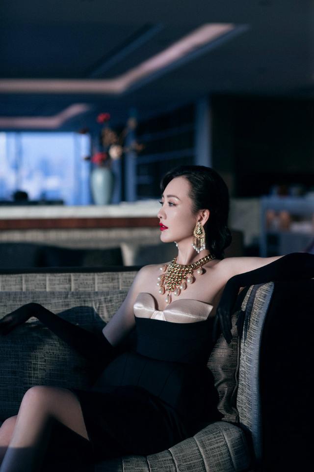 王鸥"波斯猫"造型惊艳,"内衣外穿"很大胆,有冷艳贵妇的感觉