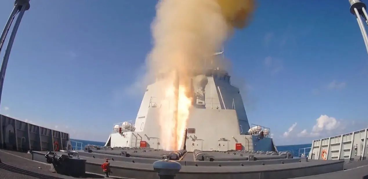 055大驱新型导弹首射成功,专家:阻止美军介入,对美海军有特效