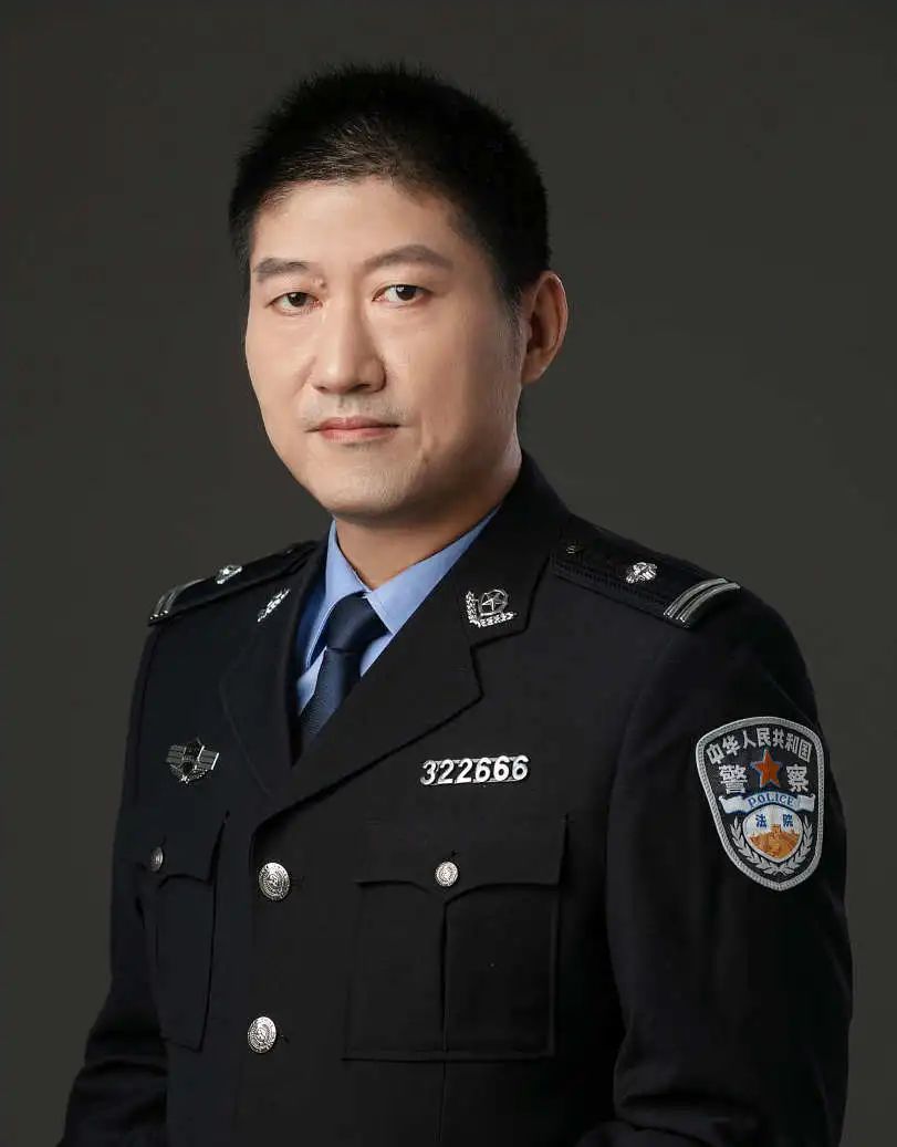 法衡星光 | 警徽在平凡中闪光——谢建峰