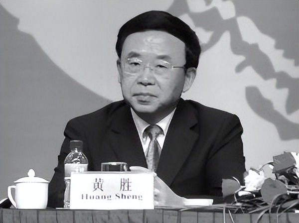 山东"黄三亿"黄胜:敛财千万养46位情妇,落马前妻子已携款移民