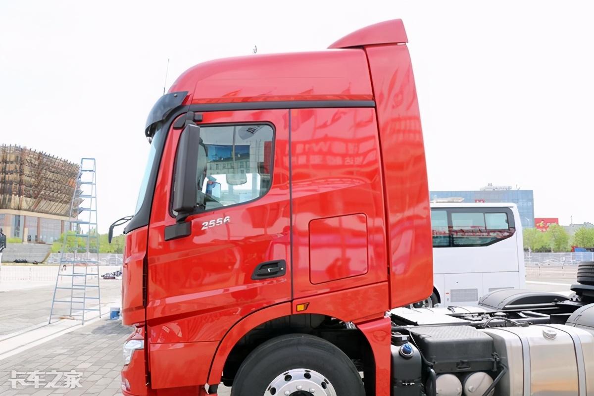 自重8.8吨,560马力北奔v3et牵引车带amt,快来盘它