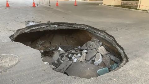 突发!郑州农业路经二路附近道路出现塌陷