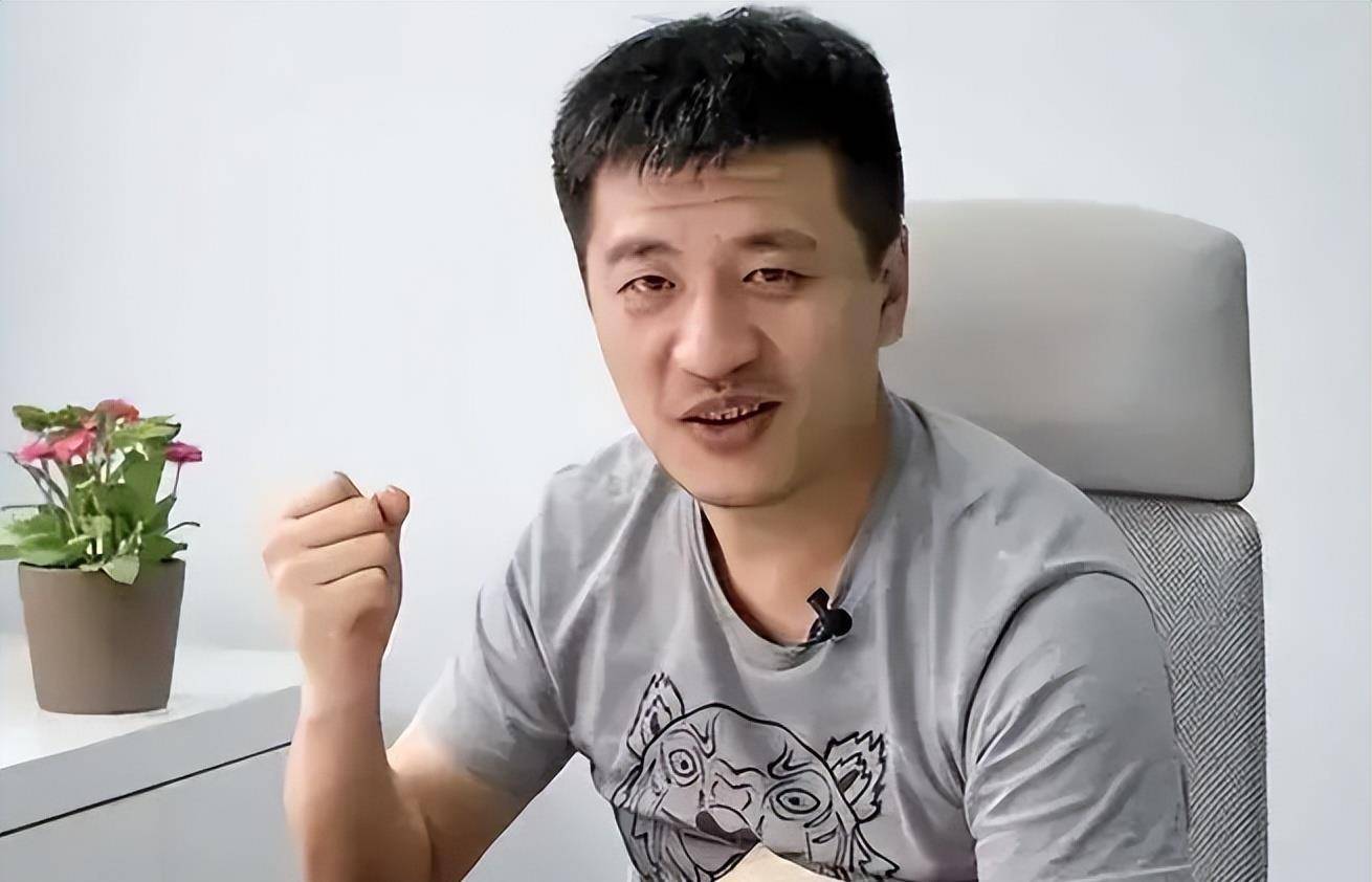 回顾张雪峰被人民日报点评这次没想到网友的反应竟出奇的一致