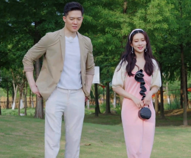 孟子义为了王厚杰穿粉裙子,她鞋跟的高度,是对男朋友最大的尊重