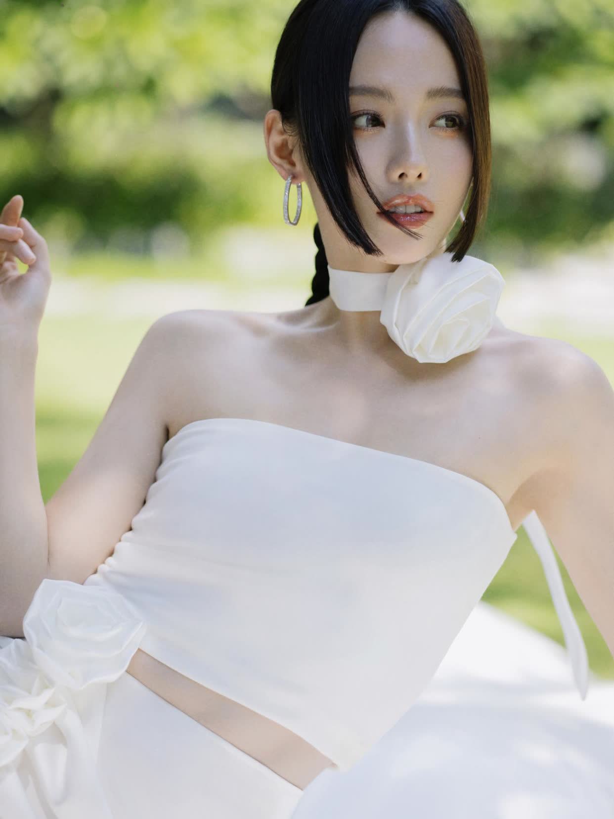 张嘉倪白色抹胸套装裙惊艳全场