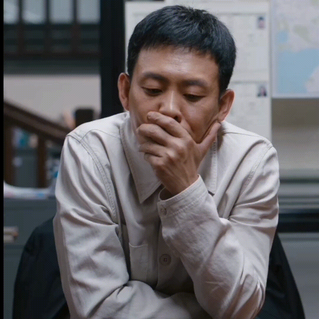 张译狂飙热播后首露面!被敬酒弯腰低头端杯,捂脸面露难色惹心疼