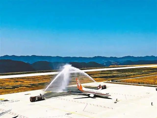 重庆武隆仙女山机场换季开航 即日起北京上海等地游客可打飞的抵