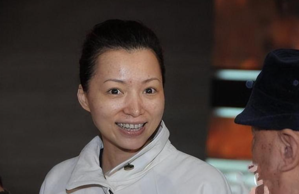 回顾董卿近况:面容衰老,老公欠债783万成老赖