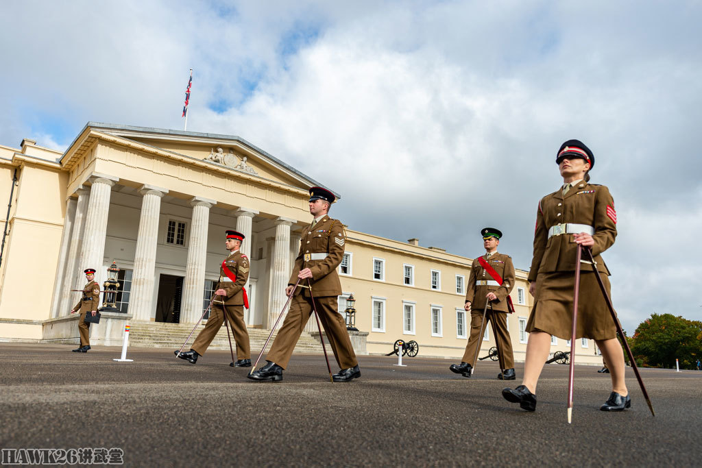 英国举行年度国际队列比赛 难得一见的"步规"英式队列传统艺能