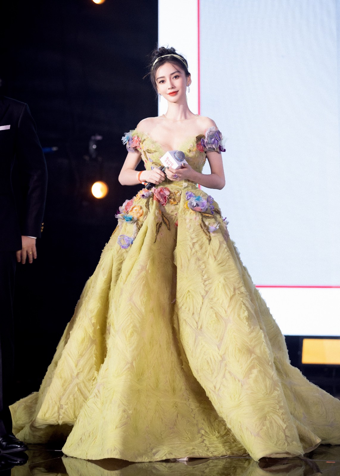 杨颖深v礼服出席芭莎盛宴,本想秀事业线,谁知秀出"排骨胸"