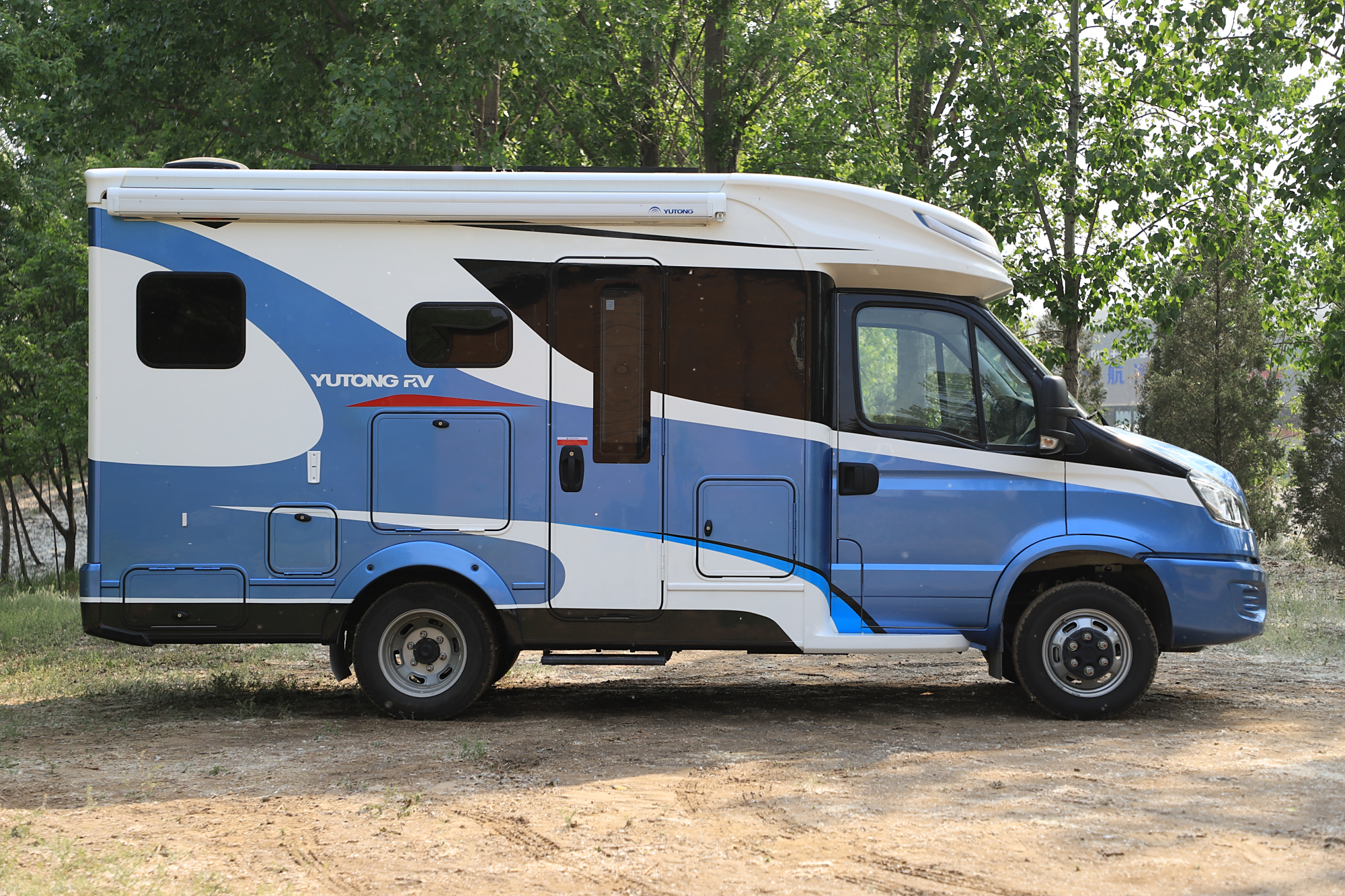 85吨,带3.0t动力,油耗10个!国产高颜值宇通小顶房车来了!