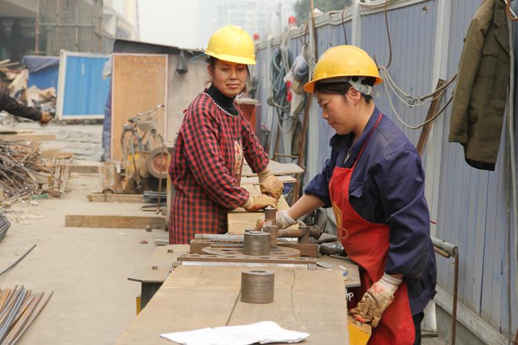 工地女工的生活令人心酸:长期劳累艰辛,毫无隐私可言
