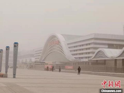 内蒙古发生近10年以来最强沙尘暴 局地中小学停课