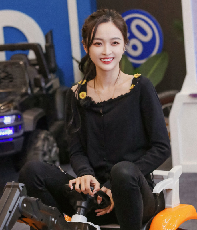 吴宣仪没钱买饮料,谁注意小鬼的做法,这才是最大的尊重