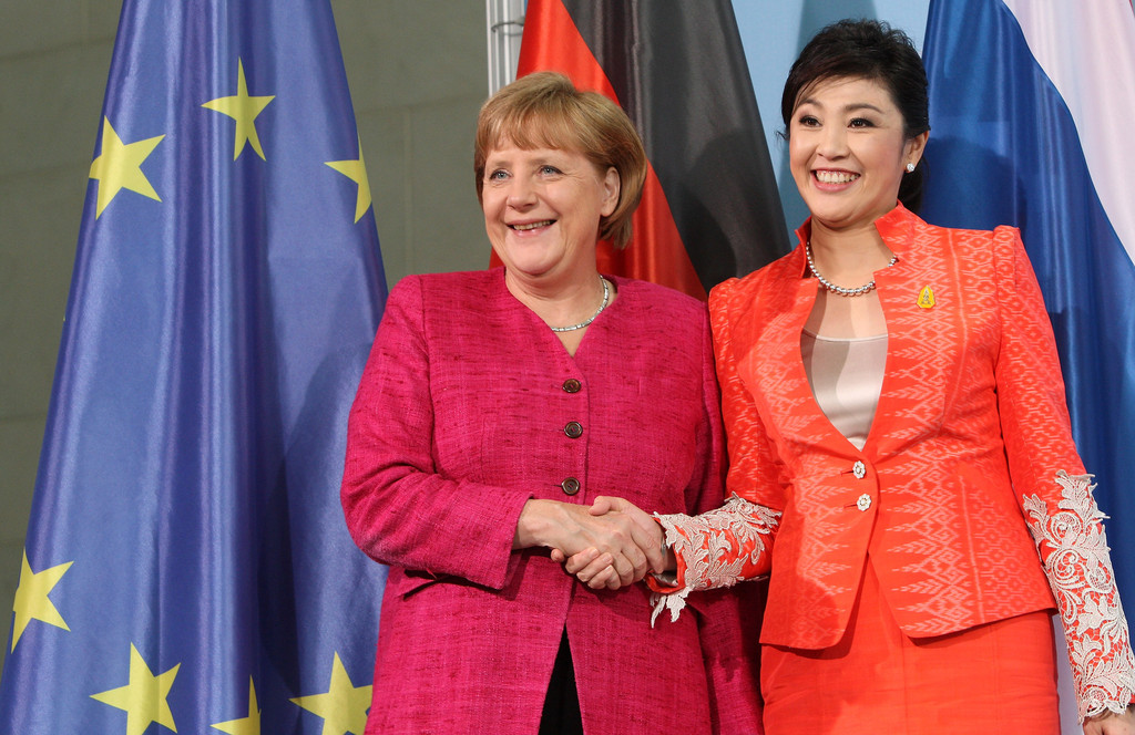 英拉过完生日后首亮相,穿飘带衬衫太美,当年和默克尔同框也稳赢